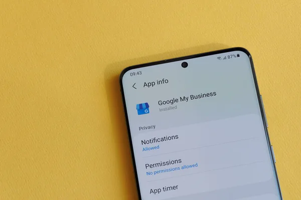 New York, ABD - 12 Nisan 2021: Google 'da iş uygulamamı sarı arka planda akıllı telefon ekranında değiştirmek