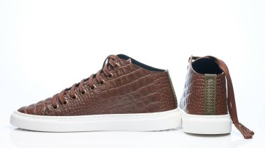 Beyaz stüdyo arka planında izole edilmiş kahverengi, zarif, deri ayakkabılar.