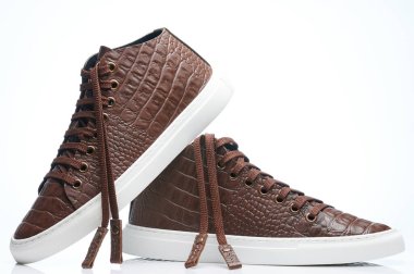 Beyaz stüdyo arka planında izole edilmiş bir çift modern deri ayakkabı.