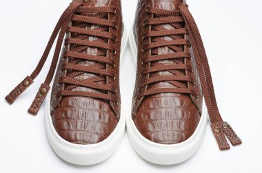 Beyaz stüdyo arka planında izole edilmiş kahverengi deri ayakkabı manzarası