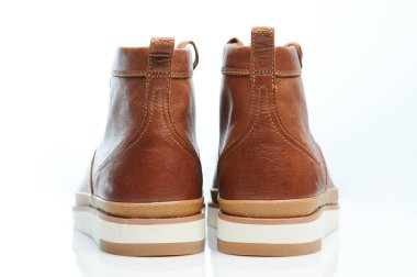 Bir çift deri klasik erkek ayakkabısı beyaz arka planda izole edilmiş.