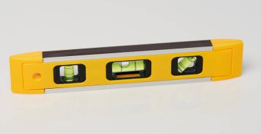 Sarı seviye izometrik cetvel izole görünümü