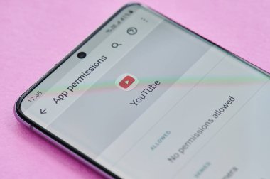 New York, ABD - 23 Nisan 2021: Akıllı telefon ekranı makrosu kapatma görünümünde youtube uygulamasının izin ayarları değiştiriliyor