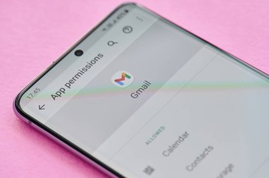 New York, ABD - 23 Nisan 2021: Akıllı telefon ekranı makrosu kapatma görünümünde gmail uygulamasının izin ayarları değiştiriliyor