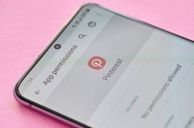 New York, ABD - 23 Nisan 2021: Akıllı telefon ekranı makrosu kapalı görünüm Pinterest uygulamasının izin ayarları değiştiriliyor