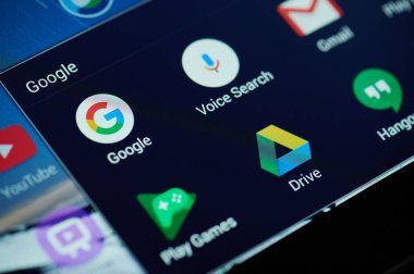 New York, ABD - 26 Nisan 2021: Cihaz ekranı makrosu üzerindeki Google arama uygulamaları kapat görünümü