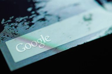 New York, ABD - 26 Nisan 2021: Mobil aygıt ekran makro yakın görünüm Google arama çubuğu