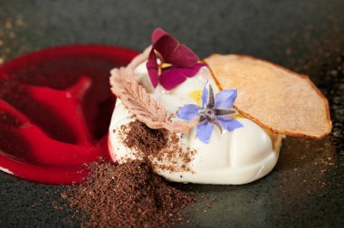 Panna cotta jöleli tatlı ve çiçekli yakın manzara