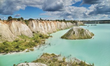 Eski madene yeşil su basmış. Hava aracı görüntüsü.
