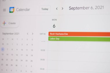 New York, ABD - 17 Şubat 2021: Laptop ekranında Google takviminde İşçi Bayramı.