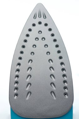 Beyaz stüdyo arka planında gri seramik demir izole