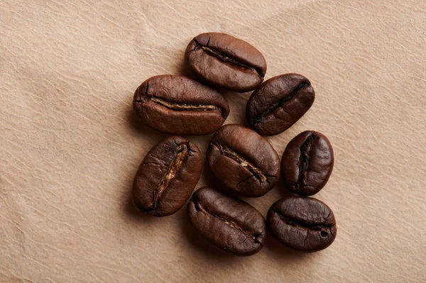 Gruppe Gerösteter Kaffeebohnen Auf Braunem Papier Hintergrund — Stockfoto