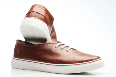 Modern zarif deri ayakkabılar beyaz stüdyo arka planında izole edilmiş.