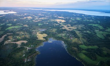 Pembe günbatımlı manzara ve üst manzaralı göller.
