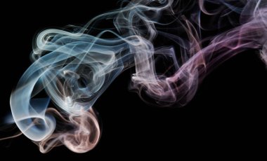 Siyah arka planda mavi kıvrımlı şeffaf duman. Zarif yumuşak çizgiler