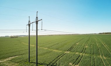 Elektrik iletim teması. Elektrik enerjisi için kule kabloları