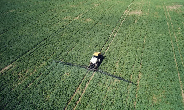 Tractor Fertilizante Sobre Fondo Campo Verde Sobre Vista Dron — Foto de Stock