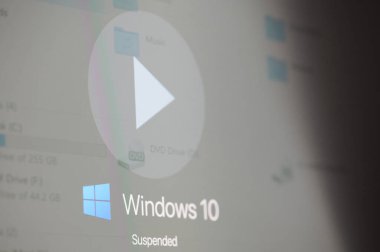 New York, ABD - 17 Mayıs 2021: Ekran makrosu üzerinde pencereleri kapat