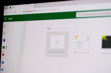 New York, ABD - 17 Mayıs 2021: Microsoft ofisi ekrandaki makro-kapama görünümünde çevrimiçi uygulamadan üstün