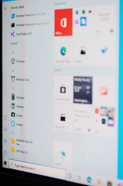 New York, ABD - 17 Mayıs 2021: Ekran makrosu üzerine arama çubuğu olan Windows os menüsü