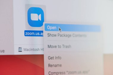 New York, ABD - 19 Nisan 2021: Laptop ekranındaki çevrimiçi konferans yakınlaştırma uygulamasına tıklayın ve açın