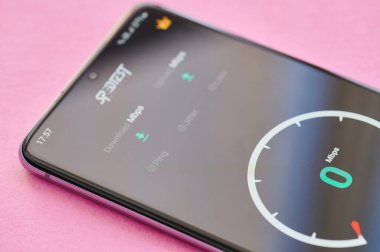 New York, ABD - 23 Nisan 2021: İnternet bağlantı hızı test menüleri akıllı telefon ekranı kapanış görüntüsü