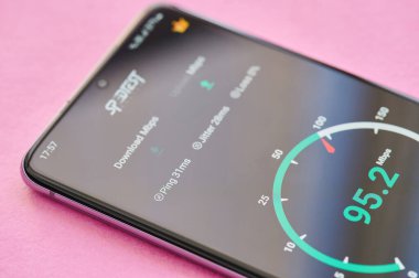 New York, ABD - 23 Nisan 2021: Akıllı telefon ekranı makro yakın görüntüleme uygulaması ile internet hızını kontrol ediliyor