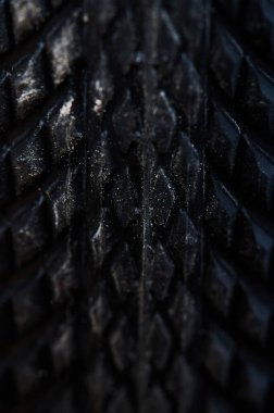 Siyah bisiklet lastiğinin yüzeyi makro yakın görünüm