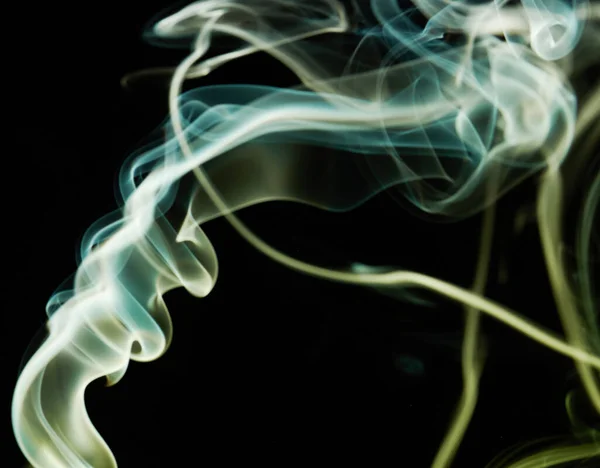 Torsion Abstraite Fumée Verte Avec Une Forme Lisse Fond Noir — Photo