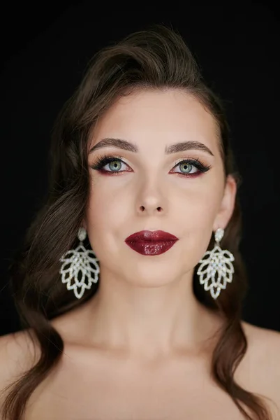 Gesicht Der Kaukasischen Frau Mit Make Auf Schwarzem Studiohintergrund — Stockfoto