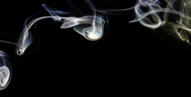 Siyah arkaplanda pürüzsüz şekilli soyut renkli duman çerçevesi