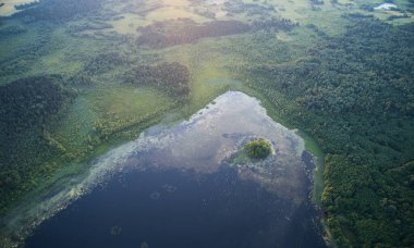 Gün batımında adası olan küçük bir gölet drone görüntüsü