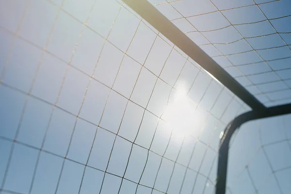 阳光下蓝天背景下的球门网 — 图库照片