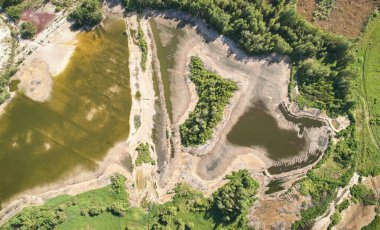 Yeşil orman çevresindeki yeşil alandaki kirlilik