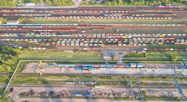 Güneşli bir günde yukarıdaki demiryolu terminali.
