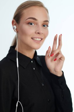 Beyaz kız, beyaz stüdyo geçmişine izole edilmiş zafer jesti gösteriyor.