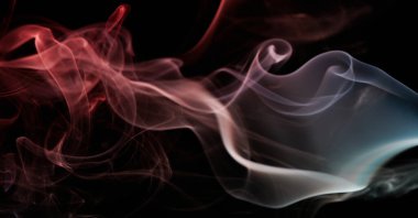 Siyah arkaplanda soyut duman çizgileri kırmızı renk. Zarif renkli kıvrımlar duvar kağıdı