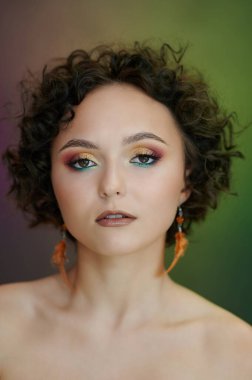 Renkli, bulanık bir geçmişi olan beyaz bir kadının yüzü.