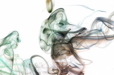 Renkli ışık duman şekli arkaplanı beyaz arkaplanda izole edildi