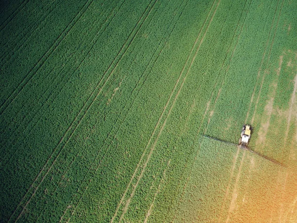 Üst Görüşü Fotokopi Alanı Olan Gübre Traktörlü Ekilmiş Yeşil Tarım — Stok fotoğraf