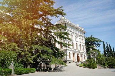 Güneşli bir günde Tiflis 'teki üniversite binası