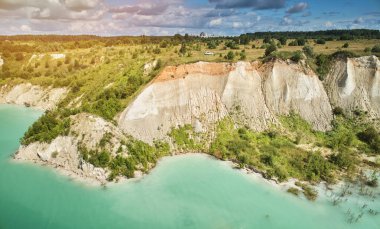 Büyük uçurumdan yeşil taş ocağı su, hava aracı görüntüsüne.
