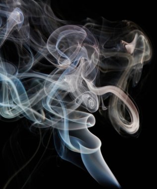 Siyah arkaplanda mavi ve sarı duman alevi yakın plan görüntüsü