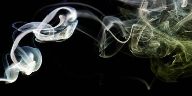 Pürüzsüz duman eğrileri siyah arkaplanda pankartı kapat