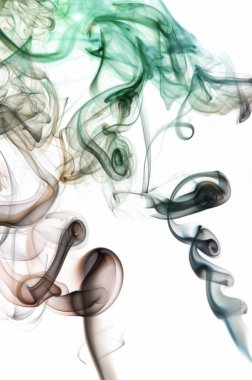 Beyaz arka planda izole edilmiş yeşil ışık duman şekli. Soyut yumuşak girdaplar