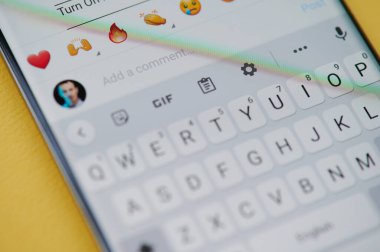 New York, ABD - 24 Haziran 2021: Akıllı telefon ekranındaki Instagram paylaşımına yorum ekle