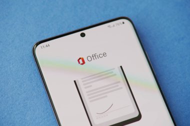 New York, ABD - 28 Haziran 2021: Mikrosoft ofis uygulamasını akıllı telefon ekranında çalıştır