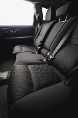 Rahat temiz siyah kumaş koltuklar arka manzara