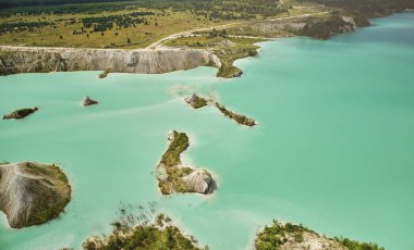 Parlak güneşli bir günde, büyük maden suyu, hava aracı görüntüsü.
