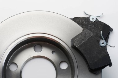 Yeni yedek fren diski ve ped makro yakın görünüm